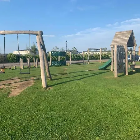 John At The Bay, Dom wakacyjny *